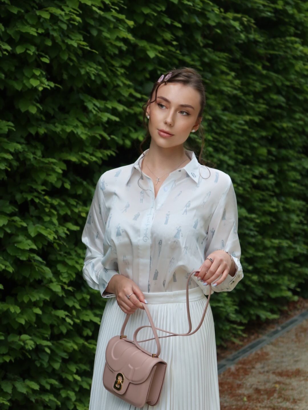 Buttonscarves — printed silk shirt, white pleated skirt and blush shoulder bag, frame 2